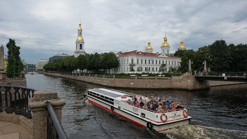 Заказать теплоход для речной прогулки в СПб