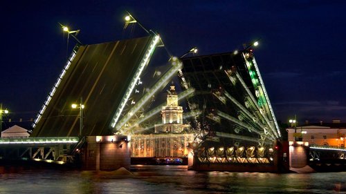 Разведение мостов - экскурсия на теплоходе по Санкт-Петербургу